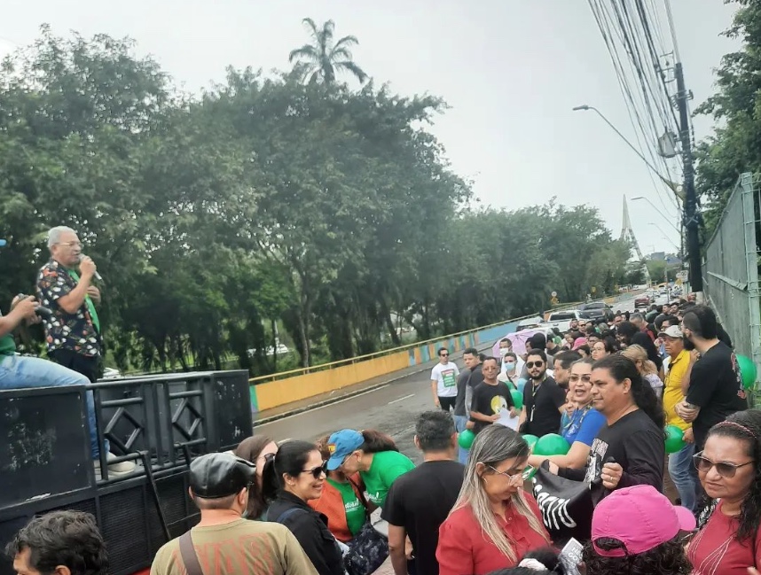 Professores realizam manifestação na sede do Governo do Amazonas