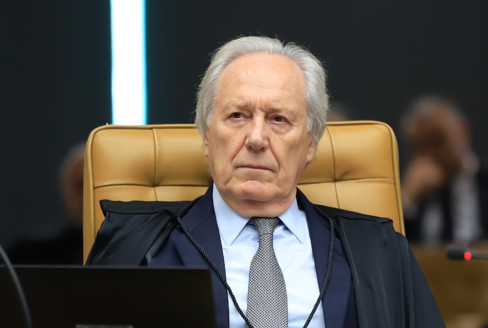 Lula assina decreto que oficializa aposentadoria de Lewandowski do STF