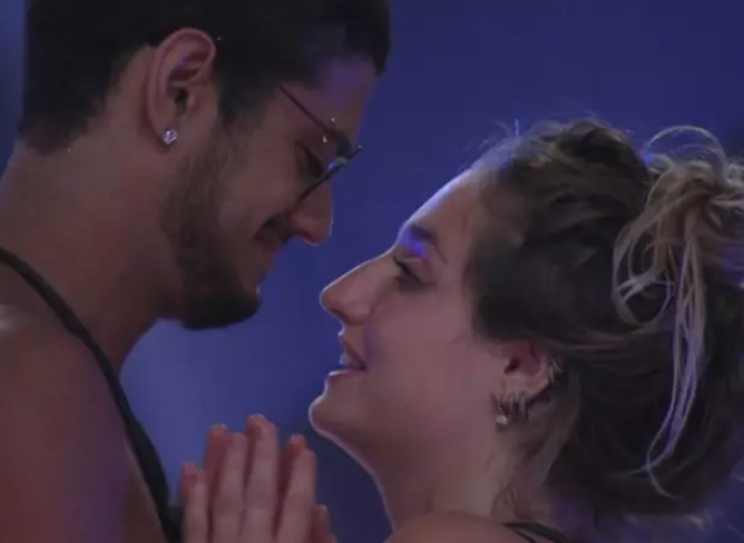 Gabriel Santana curte post criticando Bruna Griphao e revolta fãs da atriz