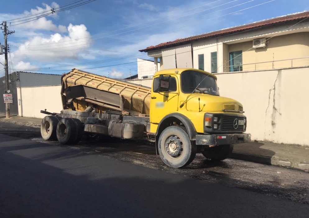 Caçamba tomba sobre calçada e por pouco não causa tragédia em Manaus
