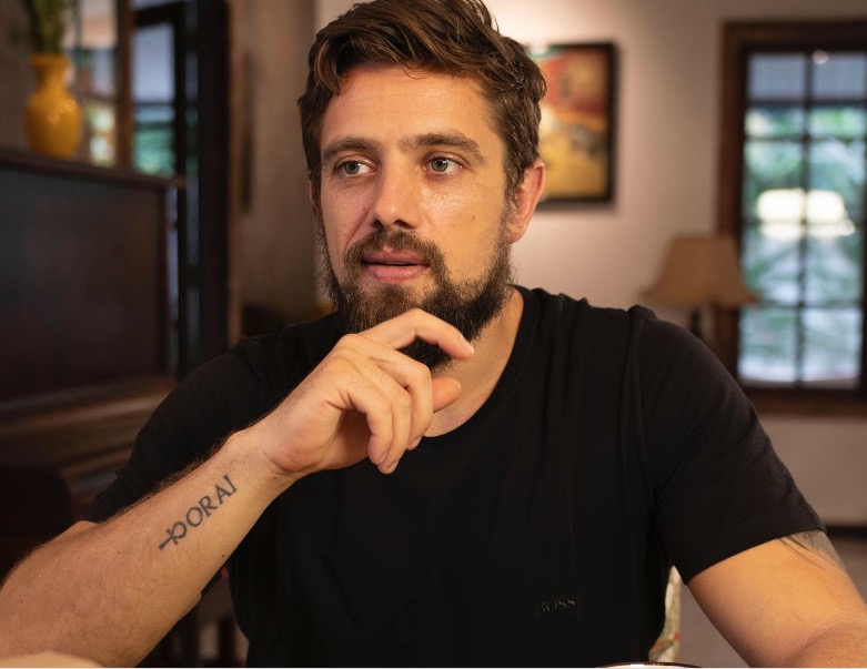 Rafael Cardoso sofre acidente de moto no Rio