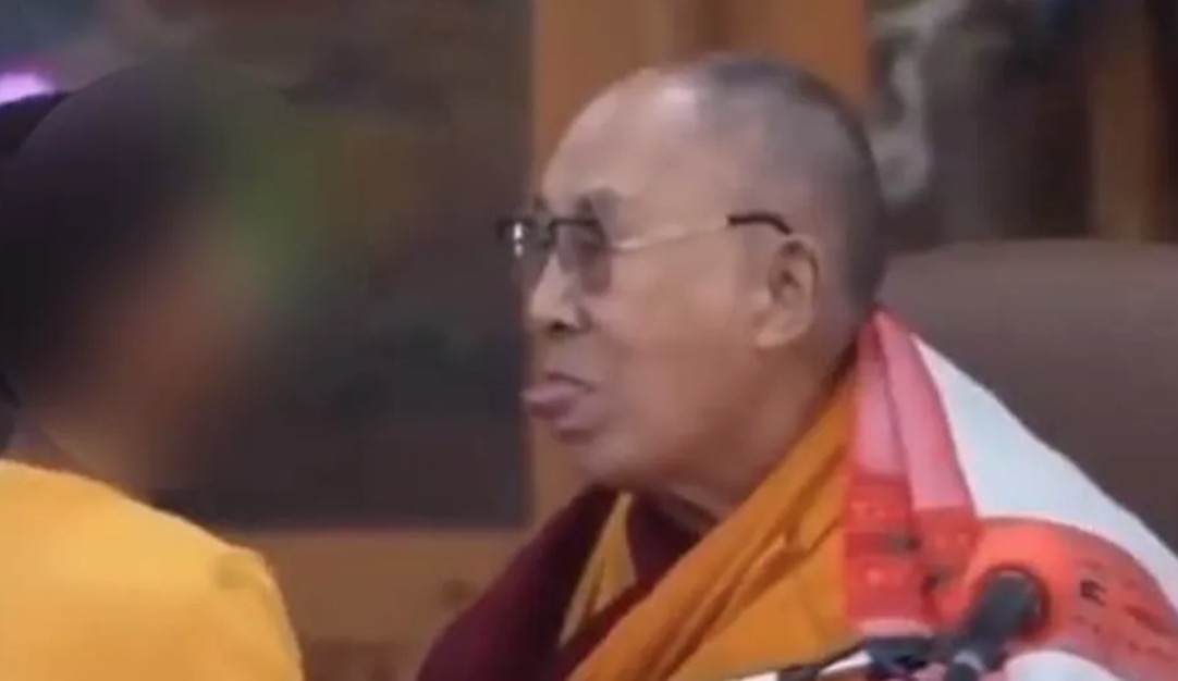 Dalai Lama pede desculpas após pedir para menino chupar sua língua