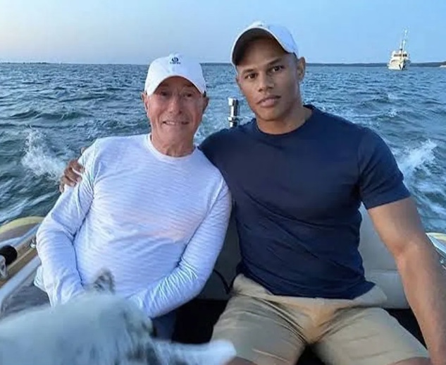 Bilionário de 80 anos se casa com ex-ator pornô de 30 