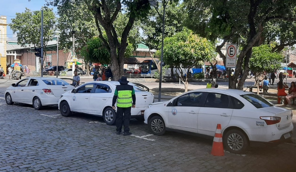 Serviços de táxi são fiscalizados no Centro de Manaus