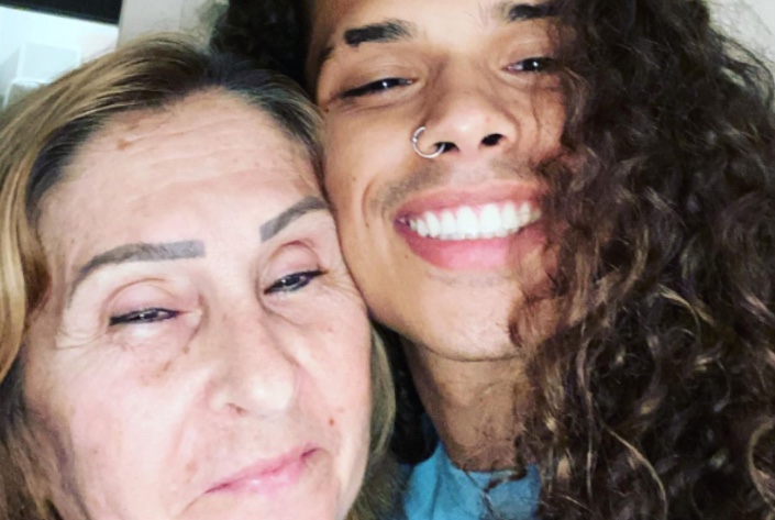 Avó de Vitão rebate mãe da filha do cantor sobre gravidez: 'assumiu'