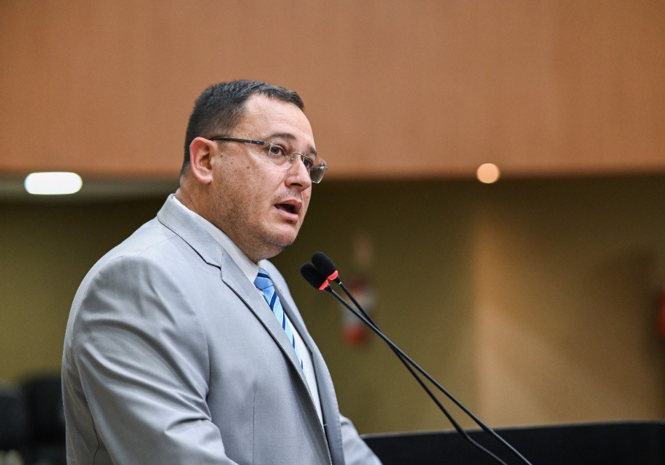 Vereador critica Semsa por usar linguagem neutra em post nas redes sociais