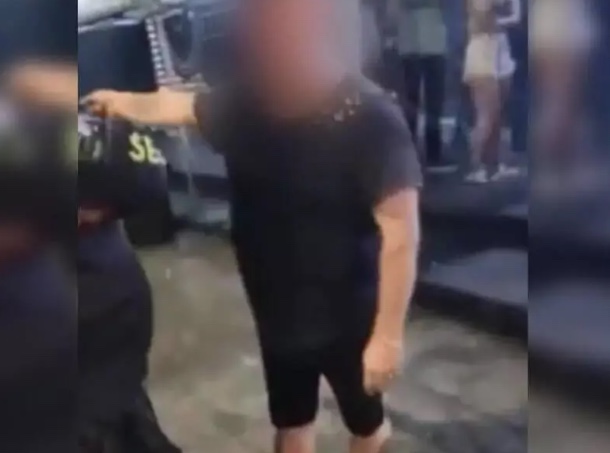 Cliente de boate é condenado após ofensas racistas contra segurança
