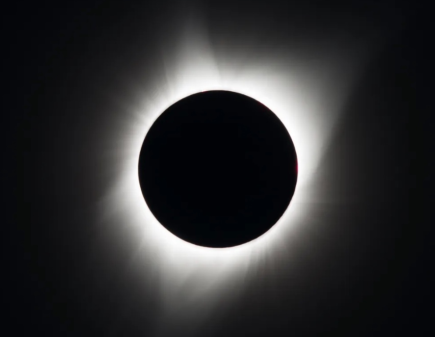 Raro eclipse solar híbrido ocorre nesta quinta; saiba como será