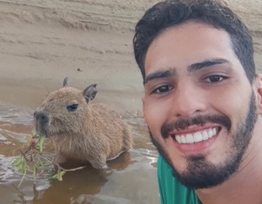 Tiktoker Agenor consegue ‘guarda’ de capivara Filó após polêmica com Ibama