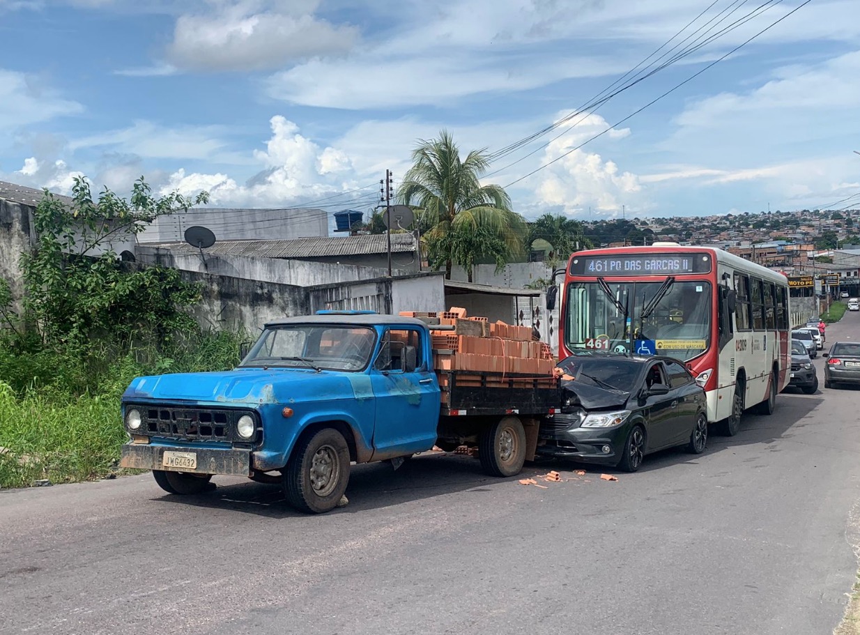 Caminhão não consegue subir ladeira e causa acidente em Manaus 