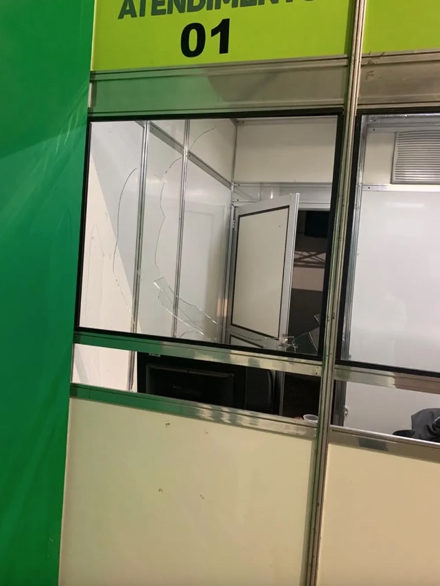 Irritado com demora, paciente quebra vidro de UPA e servidora acaba ferida