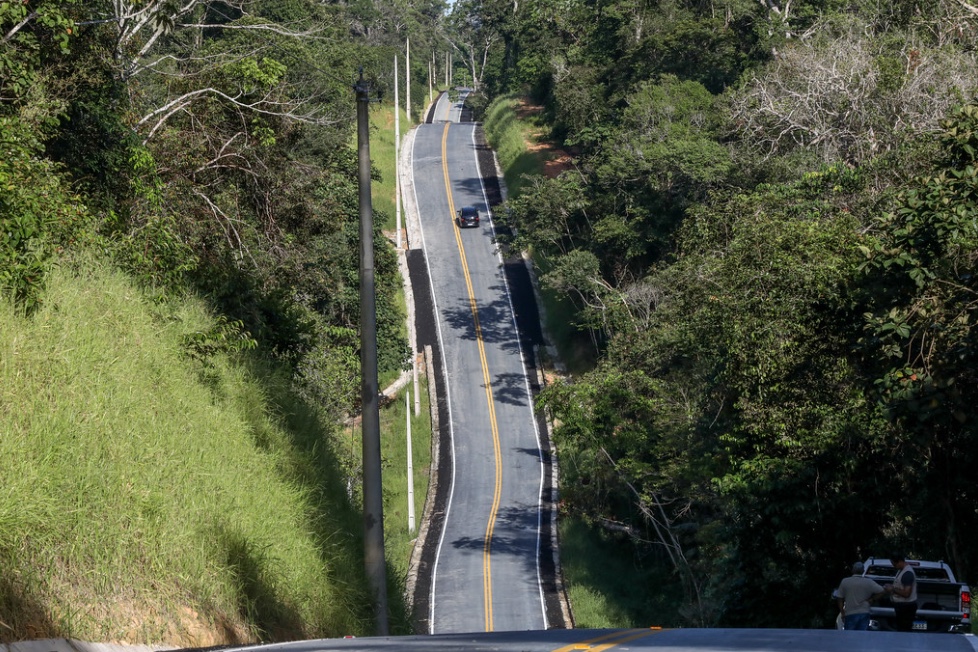 Governador entrega Ramal das Flores totalmente pavimentado em Manaus