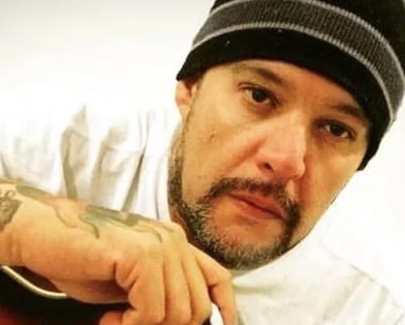 Morre Reges Bolo, vocalista da banda 'O Surto' aos 52 anos 