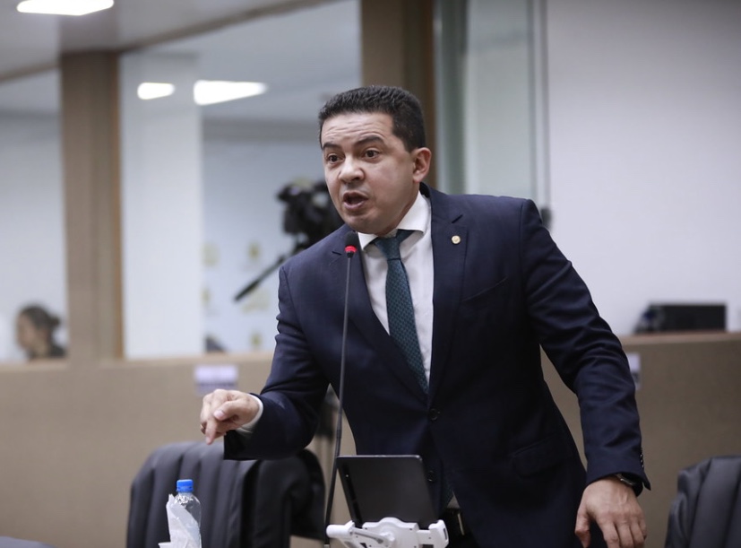 TRE-AM manda deputado Péricles devolver R$ 21,7 mil aos cofres públicos