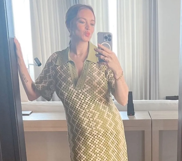 Grávida, Lindsay Lohan mostra barriga pela primeira vez