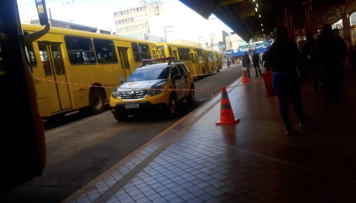 Mulher corre para entrar em ônibus, tropeça e morre atropelada