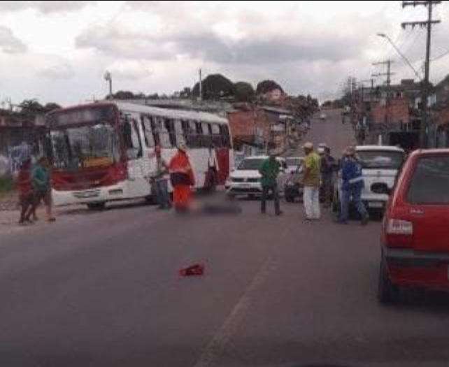 Homem é atropelado por carro ao tentar atravessar rua em Manaus
