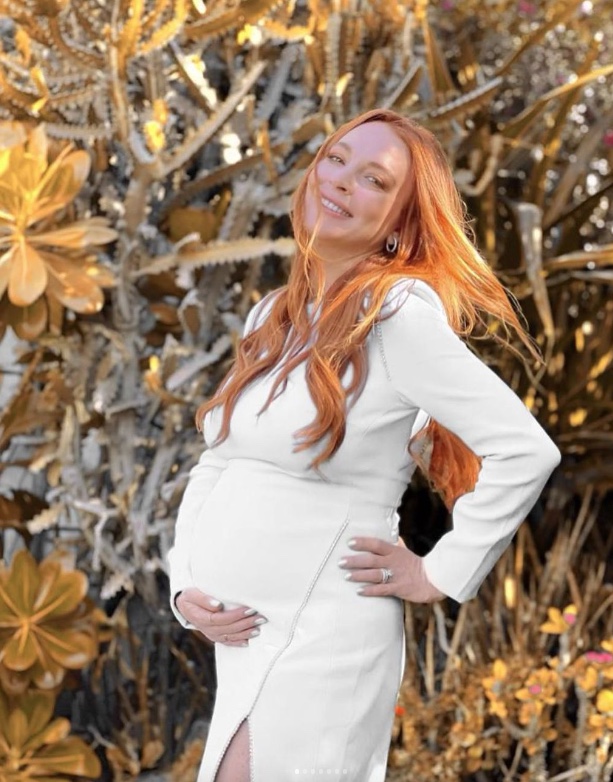 Lindsay Lohan mostra nova foto com barrigão de gravidez