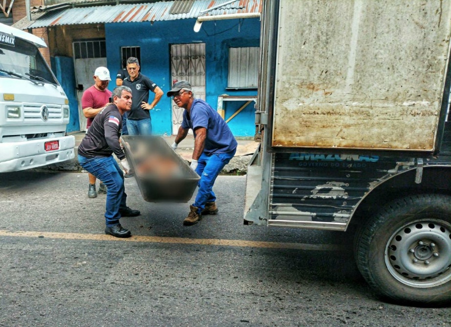 Rivais matam homem com pedradas na cabeça em plena luz do dia em Manaus