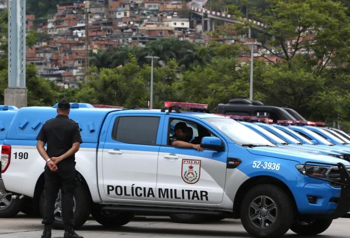 PMs são presos por estupro de jovem de 18 anos dentro de viatura