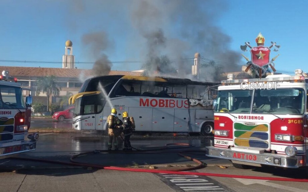 Ônibus com time de futebol feminino pega fogo 