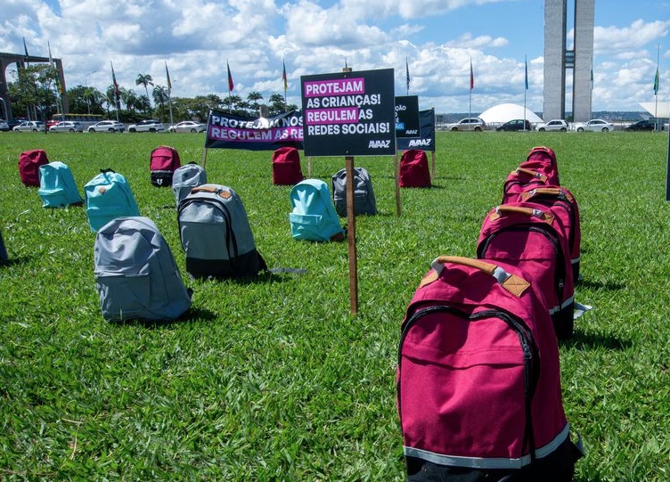 Mochilas no gramado do Congresso lembram vítimas de ataques em escolas