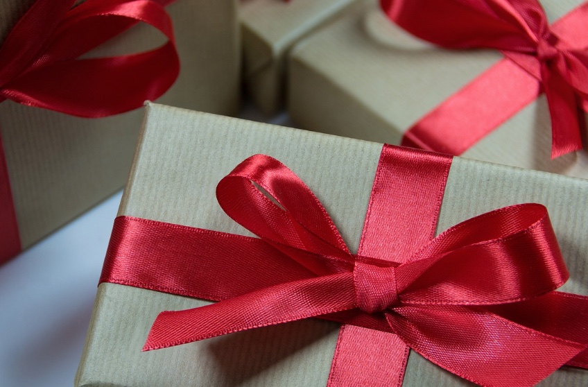 Golpe do aniversário engana ao exigir pagamento de taxa de entrega