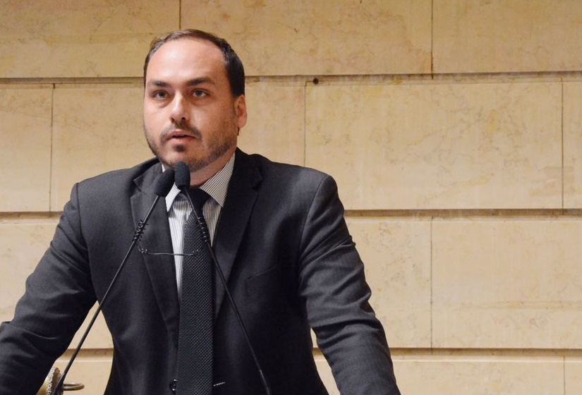 Laudo comprova prática de 'rachadinha' no gabinete de Carlos Bolsonaro