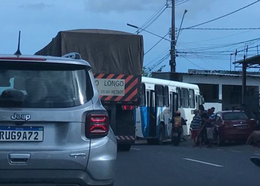Carreta atinge ônibus em acidente na Av. das Torres em Manaus 