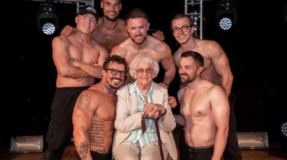 Idosa de 92 anos realiza sonho de ver show de strip-tease