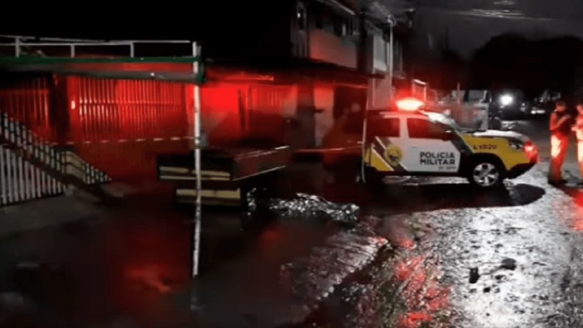 Adolescente morre eletrocutado ao tentar se proteger de chuva