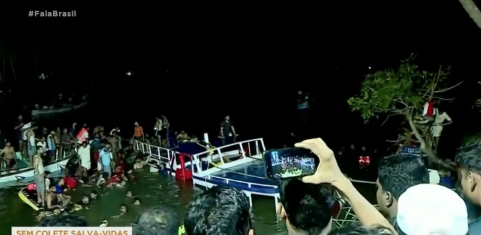 Barco turístico vira e deixa 22 mortos