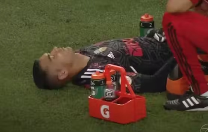 Exames descartam fratura na face do goleiro Santos, informa Flamengo