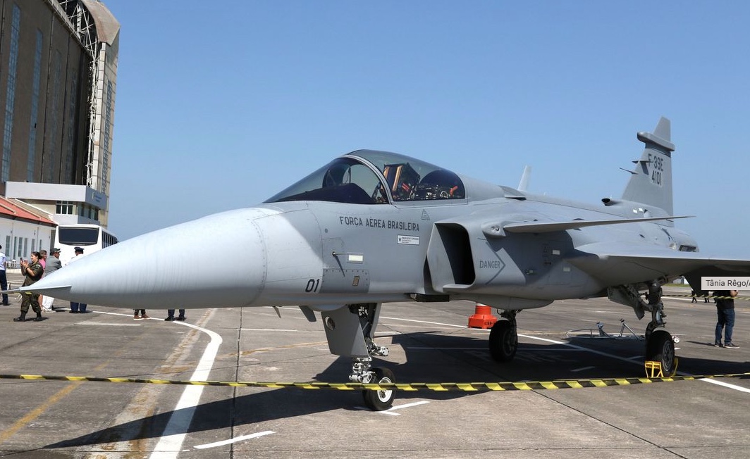 Lula participa de inauguração de linha de produção de caças Gripen