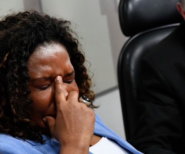 No Senado, ministra Margareth Menezes chora ao saber da morte de Rita Lee