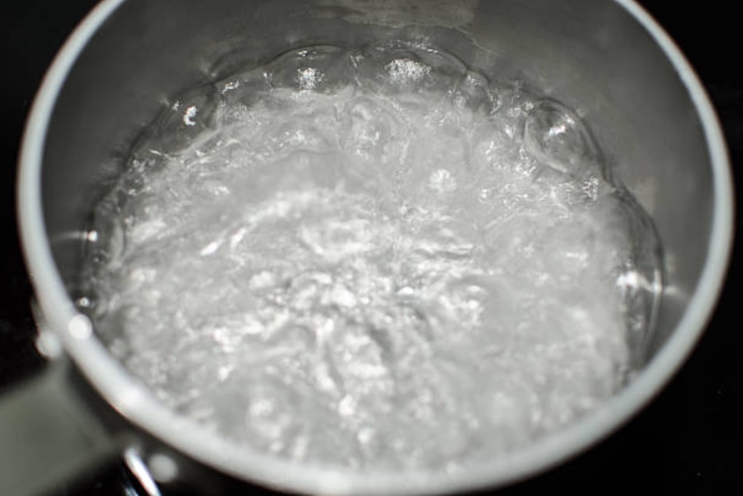 Para se defender de agressão, esposa joga água quente no pênis do marido