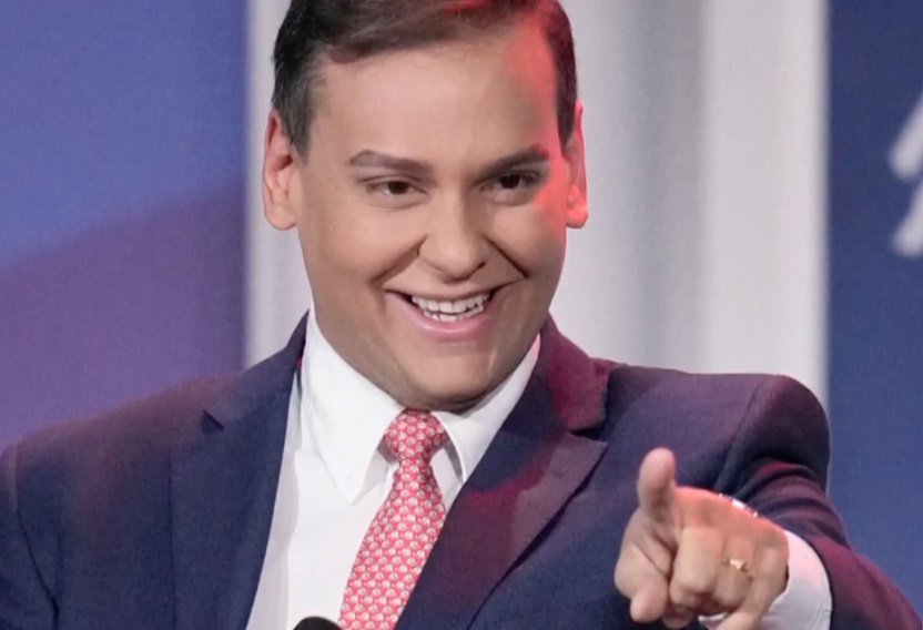 George Santos se entrega à Justiça nos EUA após acusações criminais