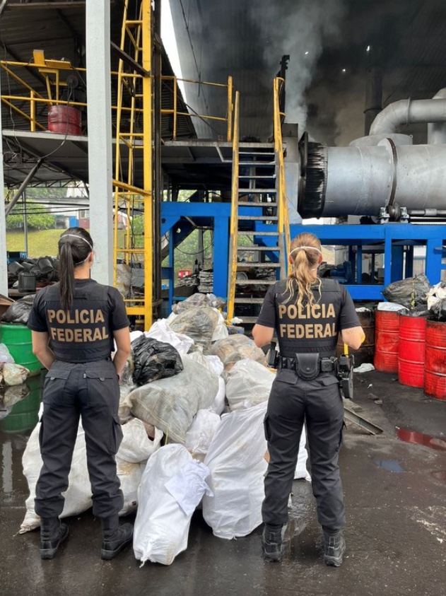 PF incinera cerca de 1,4 tonelada de cocaína e maconha em Manaus
