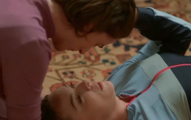 Globo corta cena de beijo lésbico em 'Vai na Fé' e gera revolta