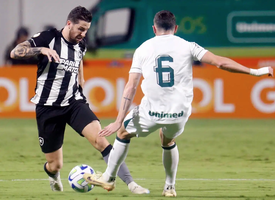 Tropeço dos líderes embola Brasileiro em rodada com arbitragem questionada