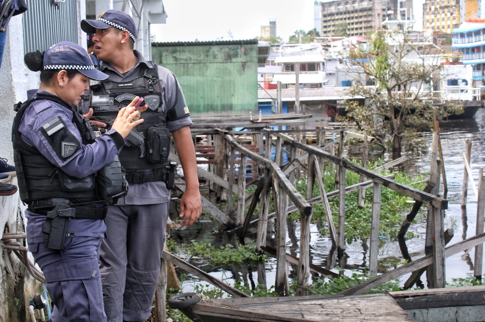 Moradores encontram corpo de homem boiando em igarapé de Manaus