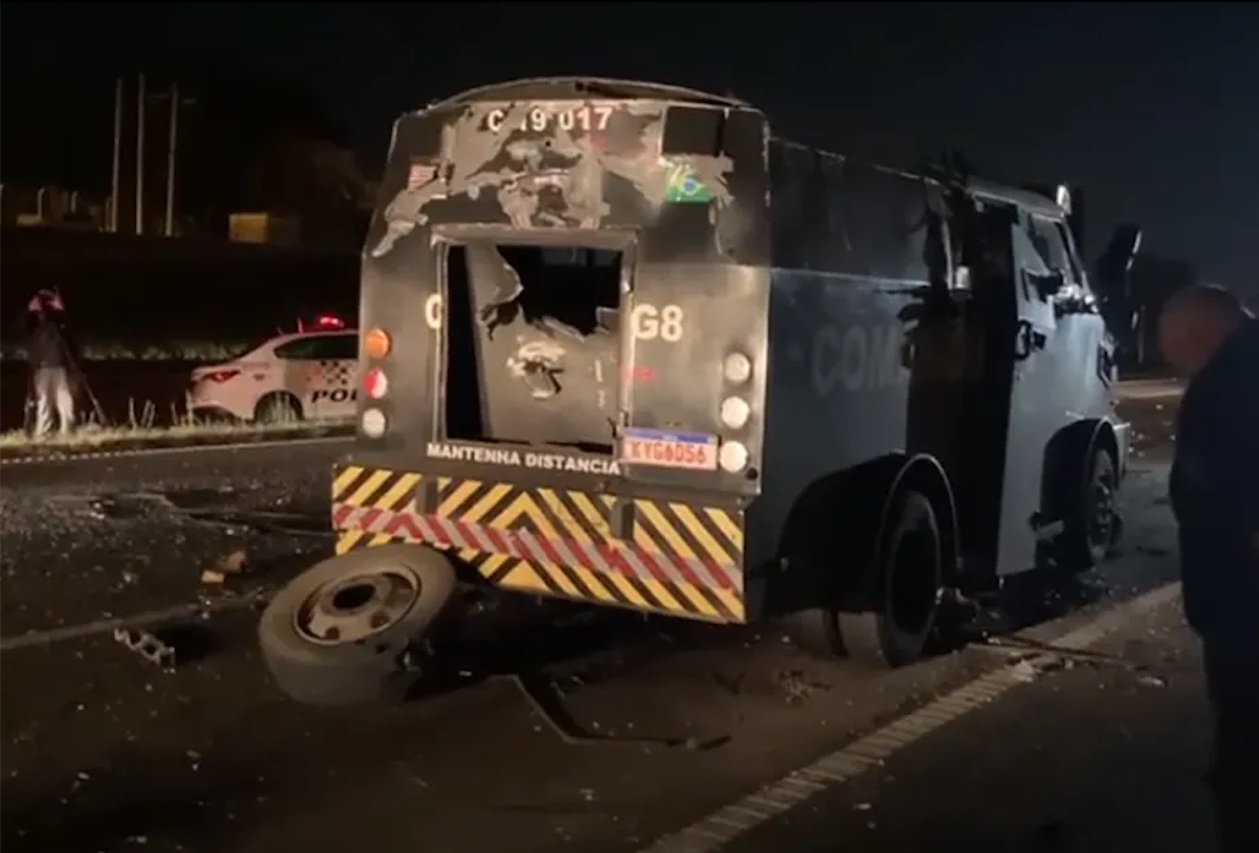Criminosos explodem carro-forte e levam R$ 2 milhões 
