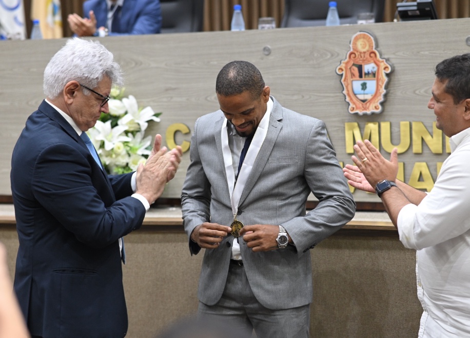 CMM entrega Medalha de Ouro para lutador Alan Nuguette