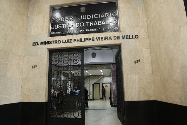 Homem mostra pênis durante audiência trabalhista e juíza arquiva processo