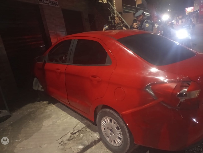 Dupla rouba carro e durante fuga destrói banca de frutas em Manaus