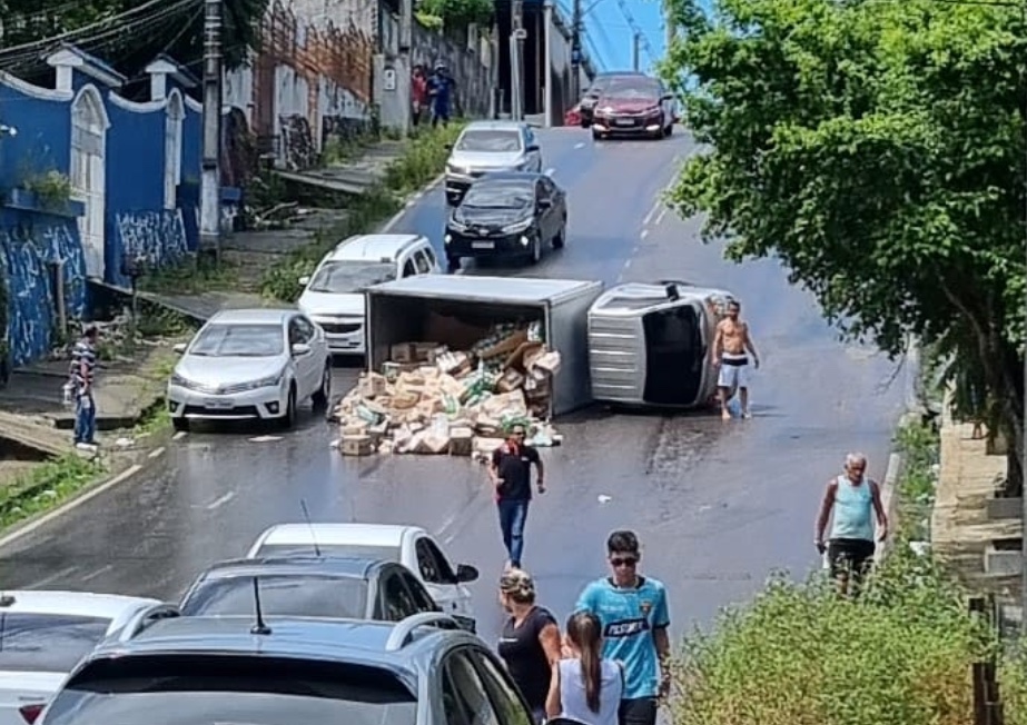 Caminhonete capota e fica atravessada em avenida de Manaus
