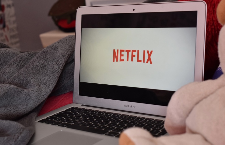 Netflix vai cobrar de quem emprestar a própria senha para outra casa no Brasil