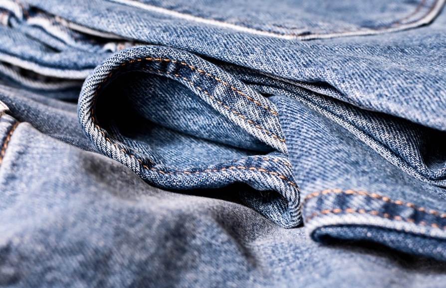 Homem é preso por furto após sair de loja vestindo cinco calças jeans