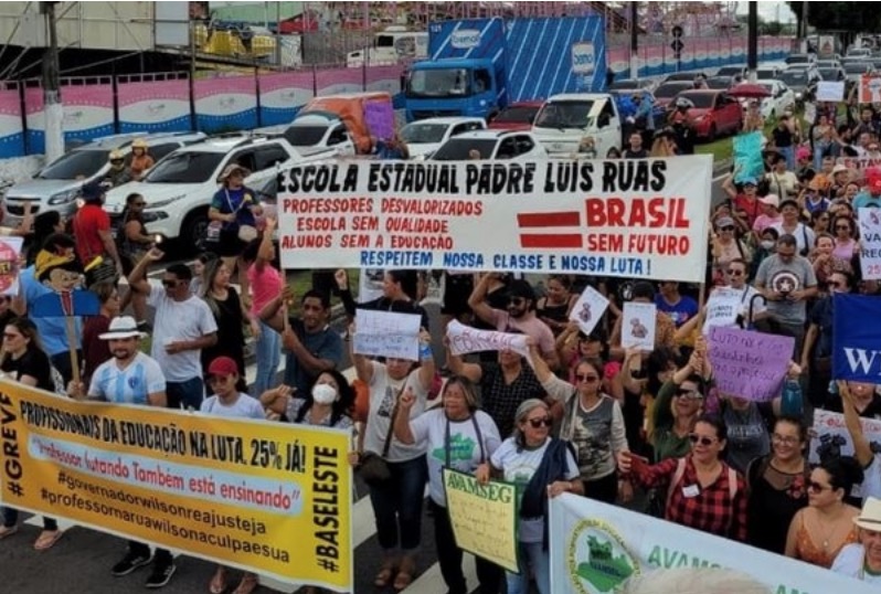 Professores fecham trecho da Av. Brasil em protesto e trânsito fica caótico