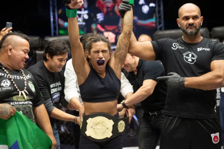 Elora Dana finaliza Faelly no primeiro round e mantém título dos moscas